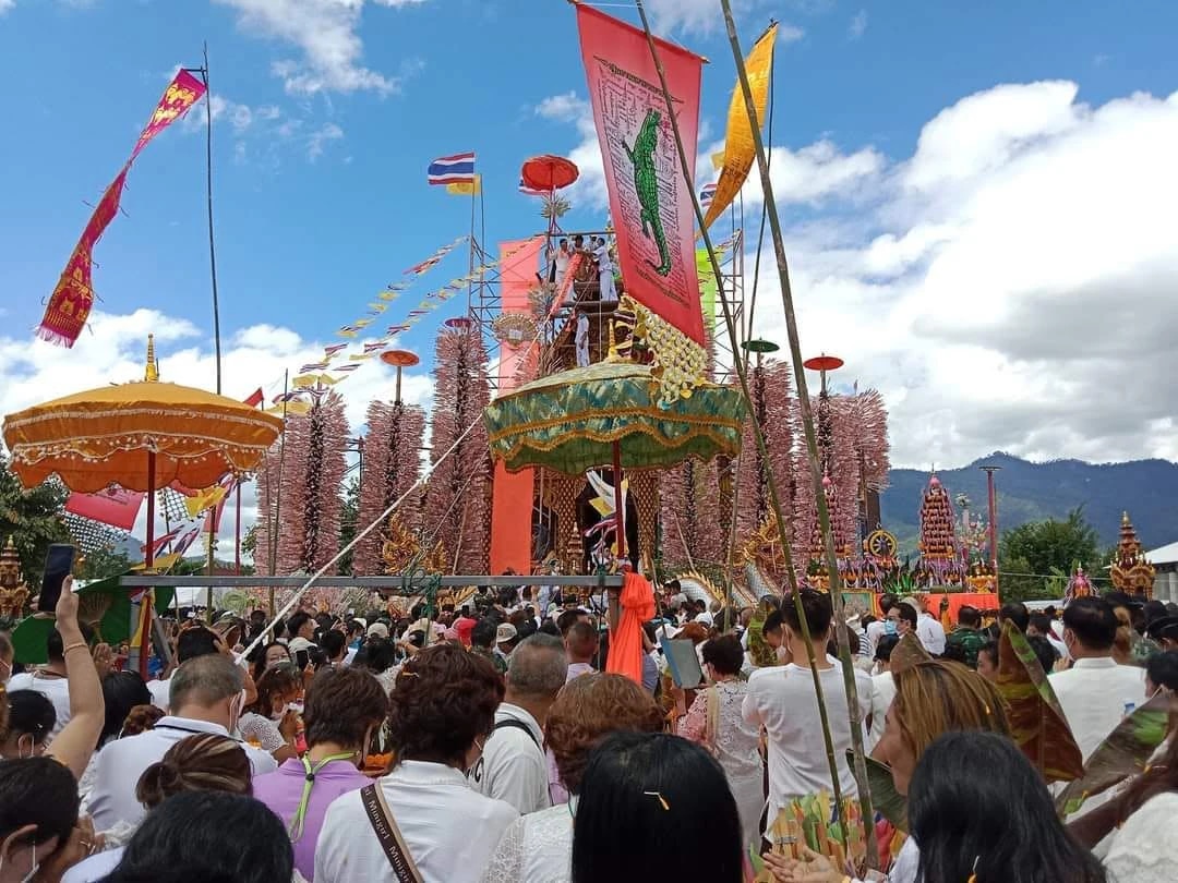 พุทธศาสนิกชนร่วมกิจกรรมภายในวัด
