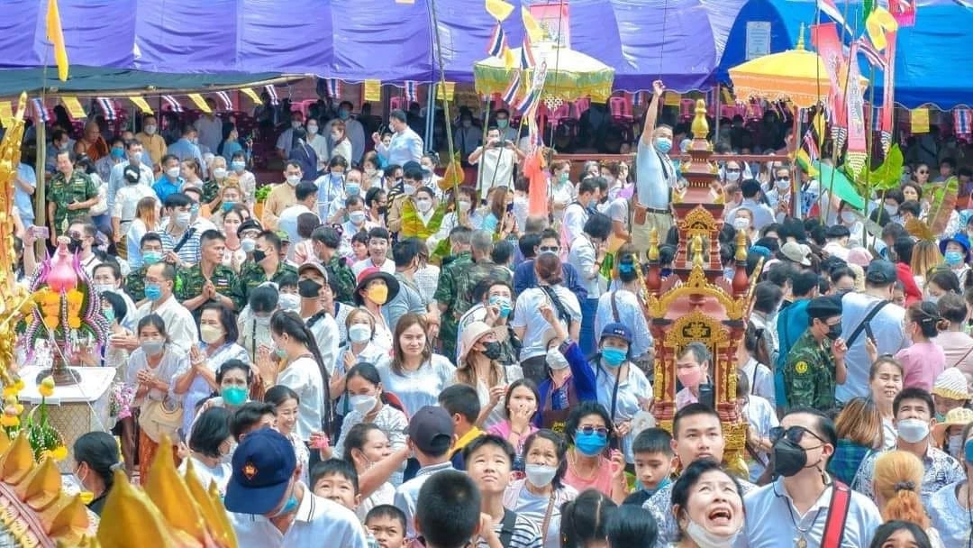 บรรยากาศพิธีทางพระพุทธศาสนาภายในวัด